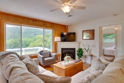 Candler Cabin w/ Deck & Mount Pisgah Views! House in East Fork