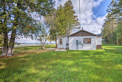 Lovely Lake Huron Getaway: Beach Access & Kayaks! Apartment in Saint Ignace