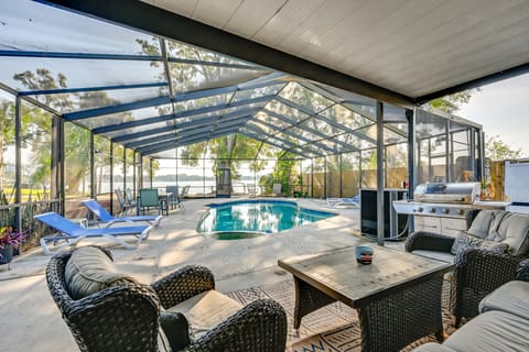 Dock & Beautiful Views! Spacious Bellows Lake Gem House in Tampa