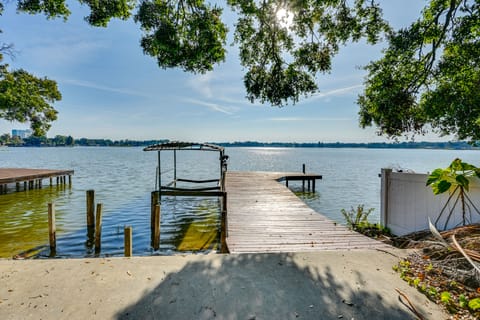 Dock & Beautiful Views! Spacious Bellows Lake Gem House in Tampa