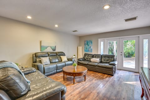 Dock & Beautiful Views! Spacious Bellows Lake Gem House in Tampa