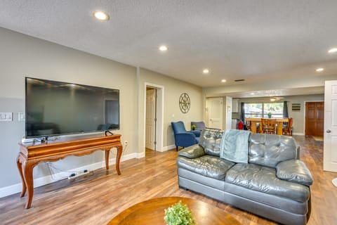 Dock & Beautiful Views! Spacious Bellows Lake Gem House in Tampa