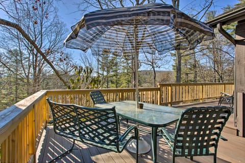 Dog-Friendly Hendersonville Cabin: Deck & Views House in Laurel Park