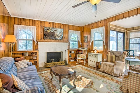 Dog-Friendly Hendersonville Cabin: Deck & Views House in Laurel Park