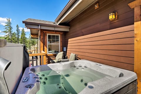Winter Park Condo w/ Hot Tub & Mountain Views! Apartment in Fraser