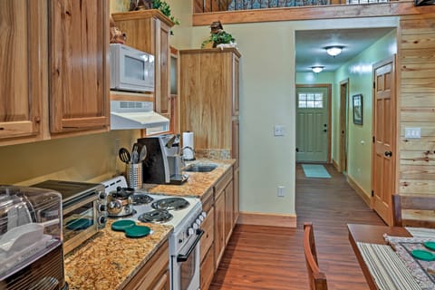 Cozy East Bernstadt Cabin w/ Porch + Fishing Lake! House in Kentucky