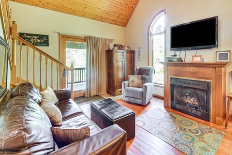 3 Mi to Snowshoe Resort: Cabin w/ Hot Tub House in Shenandoah Valley