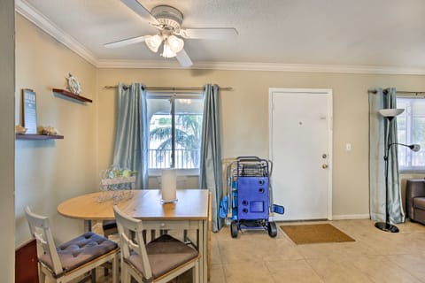Walk to Beach & Dining: Sunny St Pete Condo! Apartment in Sunset Beach