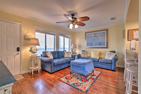 Convenient PCB Condo w/ Pool Access: Walk to Beach Apartment in Lower Grand Lagoon