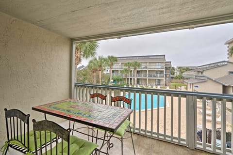 Convenient PCB Condo w/ Pool Access: Walk to Beach Apartment in Lower Grand Lagoon