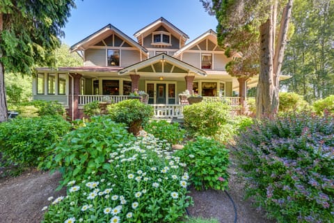 Historic Auburn House on 37 Acres w/ Private Lake! House in Kent