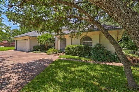 Round Rock Lakefront Home w/ Water Toys & Fire Pit House in Cedar Park