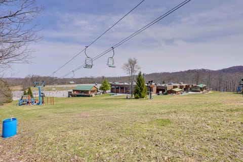 'Snowed Inn' Cozy Winterplace Ski-In/Ski-Out Cabin House in West Virginia