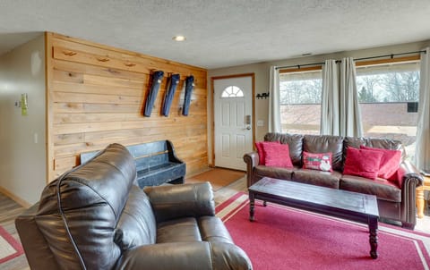 'Snowed Inn' Cozy Winterplace Ski-In/Ski-Out Cabin House in West Virginia