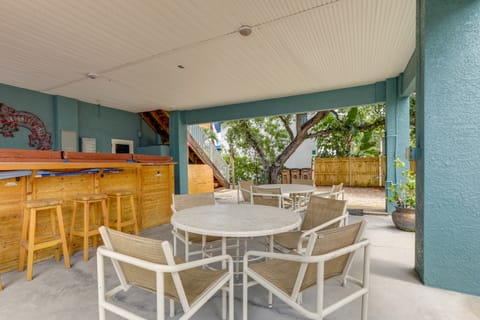 Steps to Beach, Outdoor Perks! Indian Rocks Condo Apartment in Indian Rocks Beach