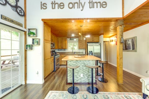 Remodeled Crestline Retreat: Walk to Lake Gregory! House in Crestline