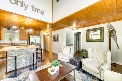 Remodeled Crestline Retreat: Walk to Lake Gregory! House in Crestline