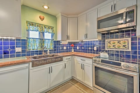 Cozy 'Blue Adobe' w/ Steam Room 2 Mi. from Taos! House in New Mexico