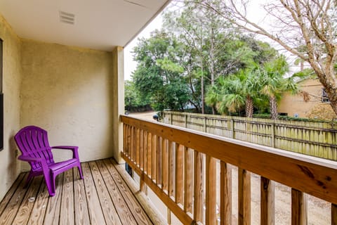 Destin Townhome w/ Balcony - Walk to the Beach! Apartment in Miramar Beach