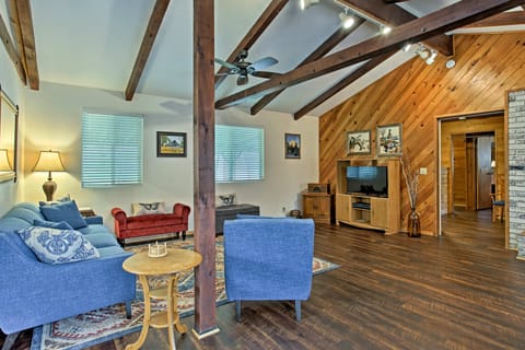 Cozy Home w/ Patio Near Yosemite National Park! House in Sierra Nevada