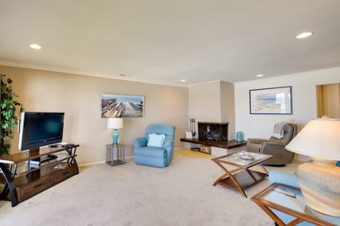 Lincoln City Vacation Rental w/ Pool & Ocean Views Apartment in Lincoln Beach