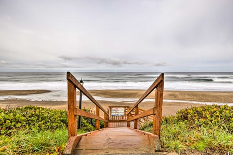 Lincoln City Condo: Pool Access, Walk to Beach! Apartment in Lincoln Beach