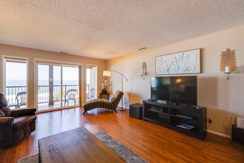 Lincoln Resort Condo w/ Ocean Views & Pool Access Apartment in Lincoln Beach