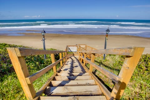 Lincoln Resort Condo w/ Ocean Views & Pool Access Apartment in Lincoln Beach