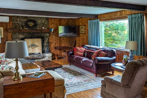 Chester Farmhouse on 100 Acres, 15 Min to Okemo! House in Chester