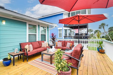 Colorful Beachside Oasis! Galveston Family Home House in Hitchcock
