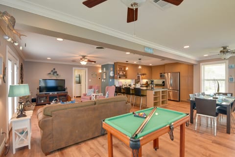 Colorful Beachside Oasis! Galveston Family Home House in Hitchcock