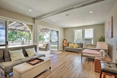 Beachfront Waimanalo Home w/ Pergola & Ocean Views House in Honolulu