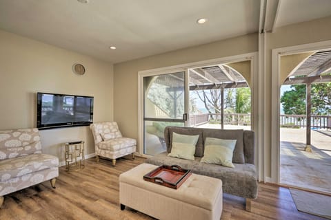 Beachfront Waimanalo Home w/ Pergola & Ocean Views House in Honolulu