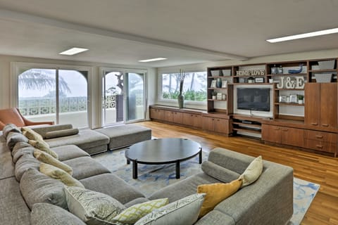 Beachfront Waimanalo Home w/ Pergola & Ocean Views House in Honolulu