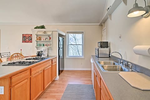 Forest Views! ‘The Woodshop’ Robbinsville Cabin House in Stecoah