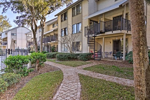 Updated Hilton Head Condo: Balcony, Walk to Beach Apartment in Hilton Head Island