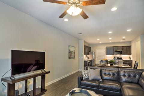 Pool Access: Upscale & Modern Austin Townhome Apartment in Cedar Park