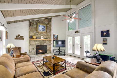 Deck & Stunning Mountain Views: Gatlinburg Home! House in Gatlinburg