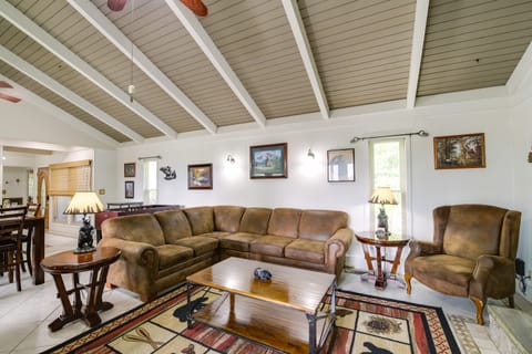 Deck & Stunning Mountain Views: Gatlinburg Home! House in Gatlinburg