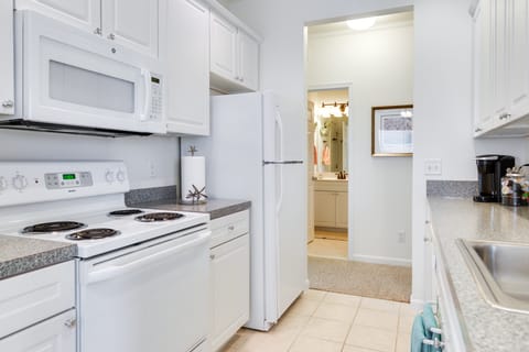 4 Mi to Beaches: Luxe Coastal Resort Condo Apartment in Sussex County