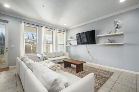 4 Mi to Dtwn: Home w/ Pool Access in Sanford Apartment in Sanford