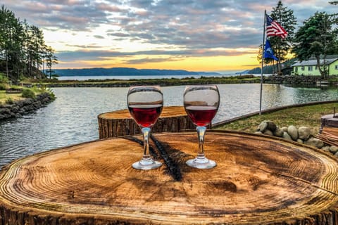 The Lillipad in Lilliwaup: Magnificent Waterfront! Villa in Hood Canal