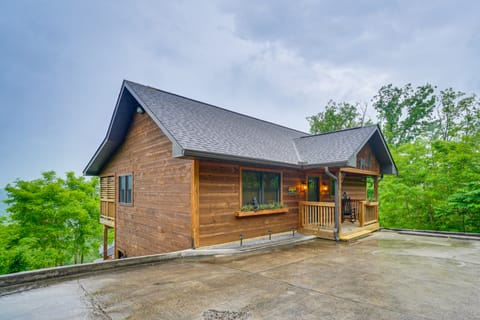 Private Hot Tub: Gatlinburg Cabin in the Clouds House in Gatlinburg