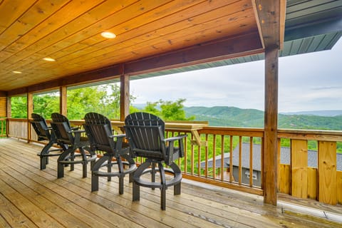 Private Hot Tub: Gatlinburg Cabin in the Clouds House in Gatlinburg