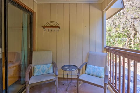 Hilton Head Condo w/ Covered Balcony + Pool Access Apartment in North Forest Beach