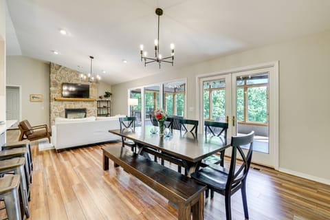 The Bella Vista Lakeside Treehouse: Dock & Kayaks! House in Bella Vista