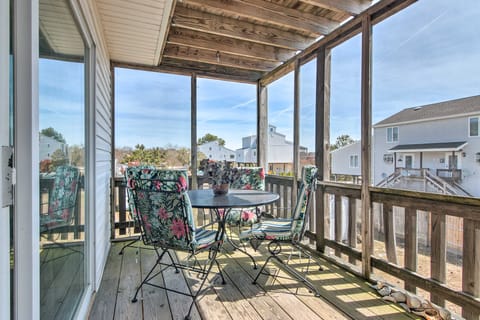Chincoteague Townhome w/ Pony Views from Deck! Apartment in Chincoteague Island