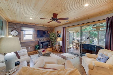 Lakefront Cottage w/ Deck Near Indiana Beach! Cottage in Indiana