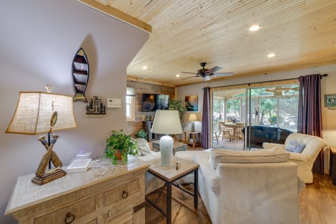 Lakefront Cottage w/ Deck Near Indiana Beach! Cottage in Indiana