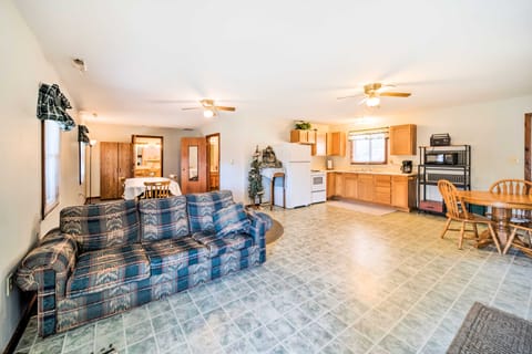 Rustic Iowa Cabin: 10 Mi to Maquoketa Caves House in Iowa